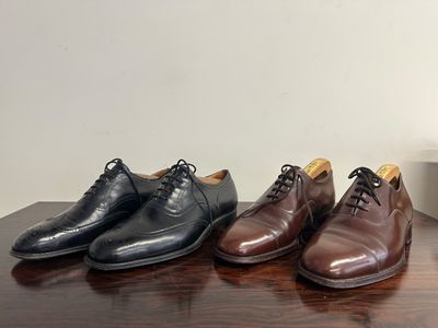 trois paires de chaussures de ville pour homme alignées sur une table