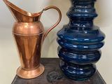 une table sur laquelle se trouvent une lampe et un vase