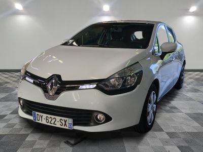 la photo d'une voiture blanche garée dans un garage