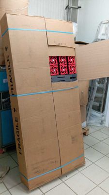 des boîtes empilées les unes sur les autres sur le sol d'une pièce