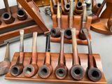 a lot of pipe holders that are on a table