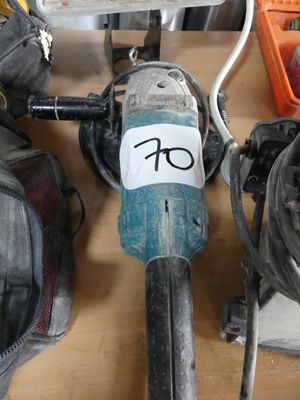 une photo d'une perceuse et d'autres outils posés sur une table