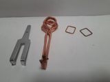 une image représentant une paire de ciseaux et un fil métallique posés sur une table