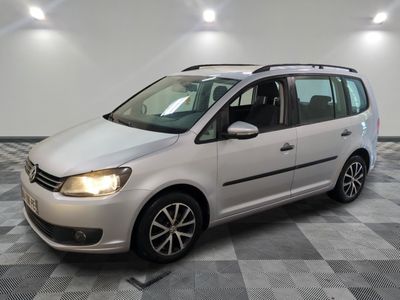 la camionnette blanche est garée sur un sol en damier dans le garage