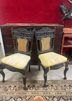 Paire de chaises en bois mouluré peint noir