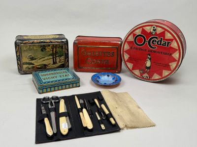 un grand nombre d'objets différents posés sur une table