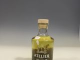 une bouteille d'huile d'olive posée sur un plan de travail à côté d'un verre de vin