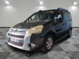 la photo d'une petite camionnette noire garée dans une pièce