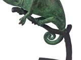 une image représentant un caméléon vert perché sur une branche, sur fond blanc