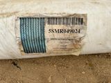 un sac de provisions posé par terre à côté d'un autre sac de provisions
