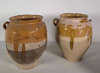 two vases sitting side by side on a table
