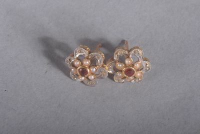 paire de boucles d'oreilles dorées ornées de perles et de grenats