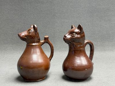 Deux pichets chien et chat en grès vernissé
