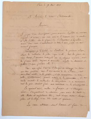 une feuille de papier sur laquelle on peut écrire, posée sur une table