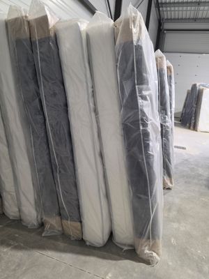 une grande pile de matelas entreposée dans un entrepôt