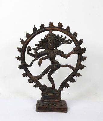une statue en bronze du dieu hindou Shiva dans un cadre circulaire