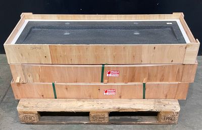 une pile de caisses en bois posées sur une palette