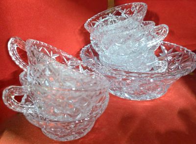 deux plats en verre transparent posés sur une nappe rouge, sur fond rouge
