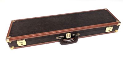 une valise posée sur une surface blanche