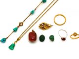 un assortiment de bijoux comprenant des bagues, des bracelets et des bagues