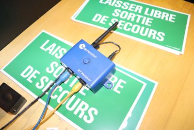 deux panneaux posés sur une table sur laquelle se trouve un téléphone portable