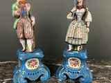 deux figurines représentant un couple debout sur une table