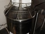 une image d'une cuisine avec un mixeur et d'autres appareils électroménagers