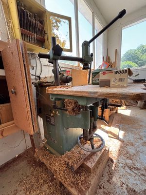 une photo d'un établi dans un atelier, avec des copeaux de bois