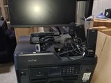 une imprimante posée sur un bureau, à côté d'un écran