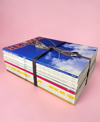 une pile de livres empilés les uns sur les autres sur une surface rose