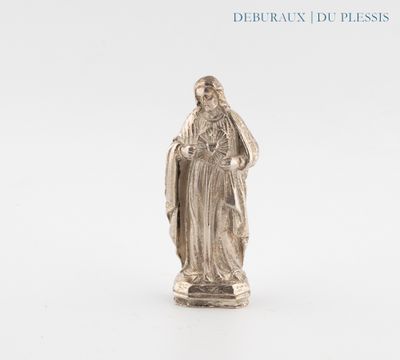 l'image d'une statue représentant une femme tenant un bébé dans ses bras