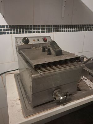 une photo d'une friteuse professionnelle posée sur un plan de travail