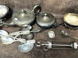 beaucoup d'objets en argent qui se trouvent sur la table