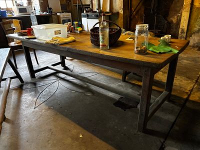 une table sur laquelle il y a beaucoup de plats