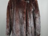 gros plan d'un manteau de fourrure sur un mannequin