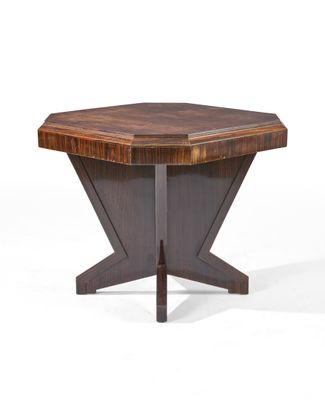 un gros plan sur une petite table avec un plateau en bois