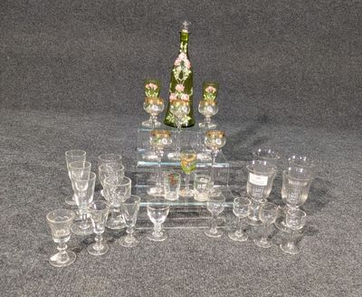 une table en verre sur laquelle sont posés des verres à vin et une bouteille