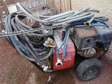un tas de tuyaux posé par terre à côté d'une machine