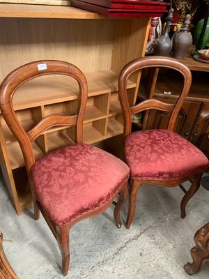 Paire de chaises volantes en noyer à dossier barrettes