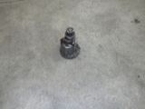 un petit objet métallique posé par terre dans le garage