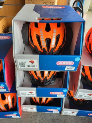Des cartons de casques sont empilés les uns sur les autres par terre