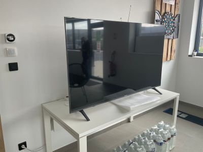 un téléviseur à écran plat posé sur une table dans une pièce