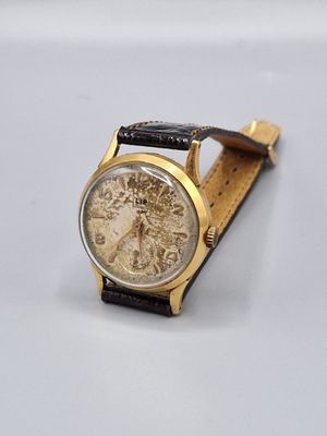 une montre posée sur une surface blanche