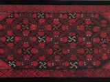 un tapis oriental à bordure noire et fond rouge
