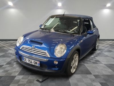 une petite voiture bleue garée dans un garage