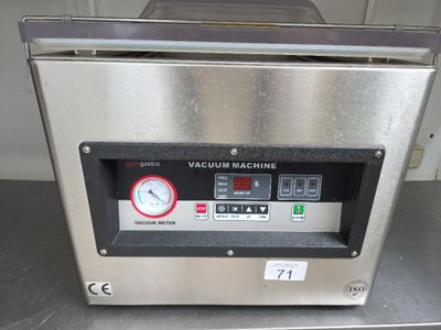 une photo d'une machine à vide posée sur une table