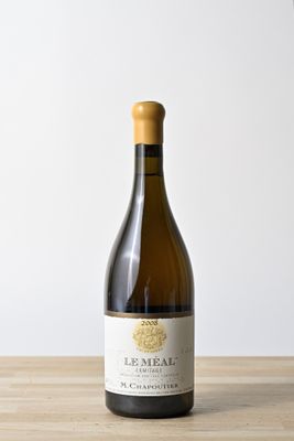 une bouteille de vin posée sur une table en bois