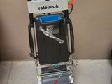 une petite machine posée sur le sol