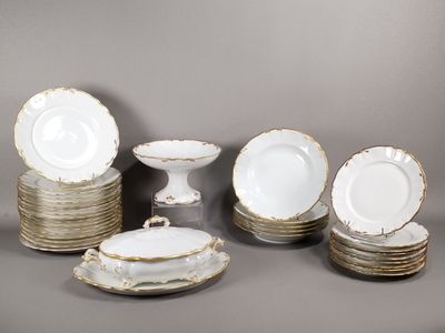 beaucoup d'assiettes et de bols sur la table