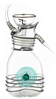 une théière en verre avec une passoire à thé à l'intérieur